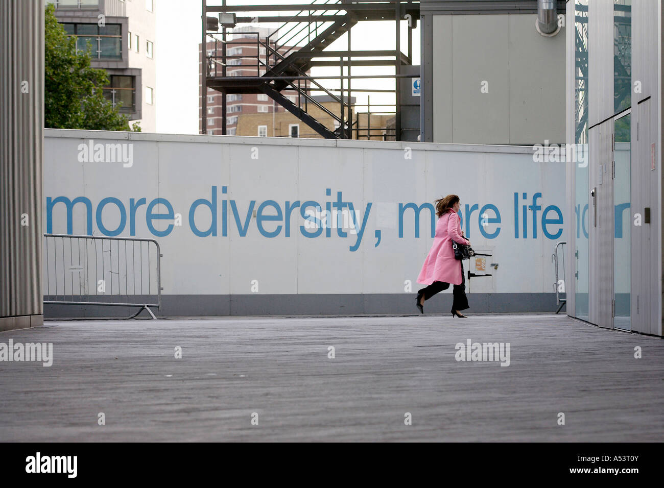 Más diversidad, más vida y una mujer caminando, Londres, Gran Bretaña Foto de stock