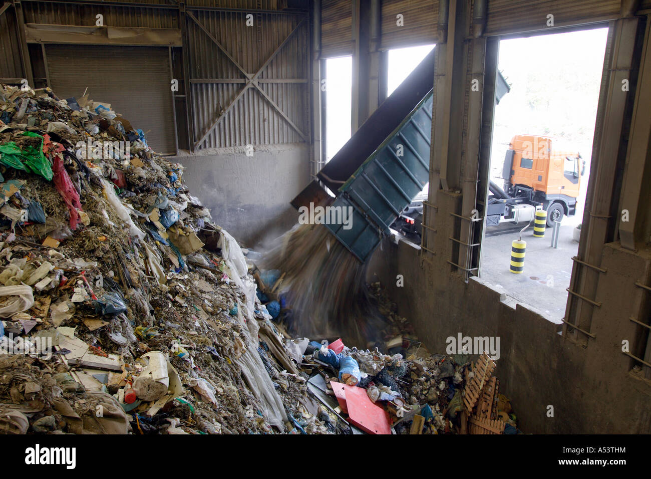 Un camión recolector de basura, dumping Rennerod, Alemania Foto de stock