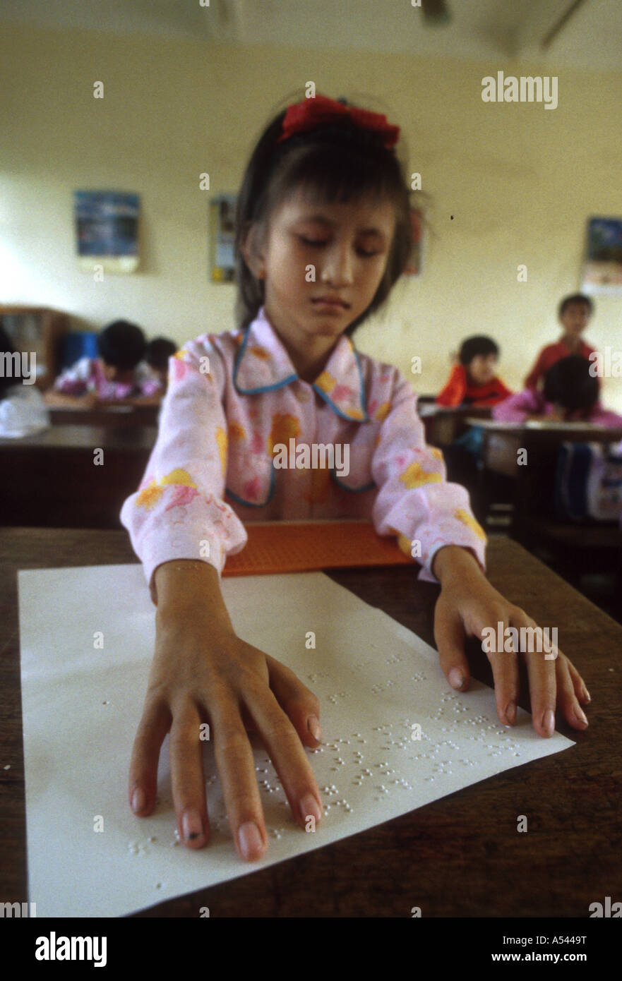 Painet ja2612 5465 escuelas de Vietnam muchacha ciega leer Braille hanoi país menos desarrollado económicamente nación en desarrollo Foto de stock
