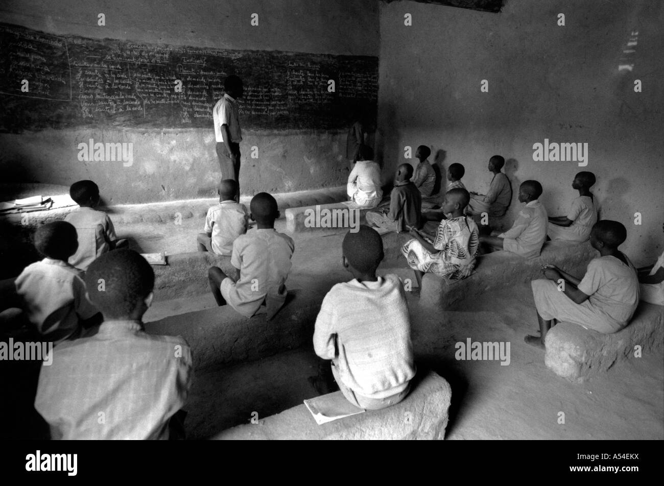 Painet hn2028 729 s en blanco y negro escuelas primaria kigoma Ruanda país nación en desarrollo económicamente menos Foto de stock