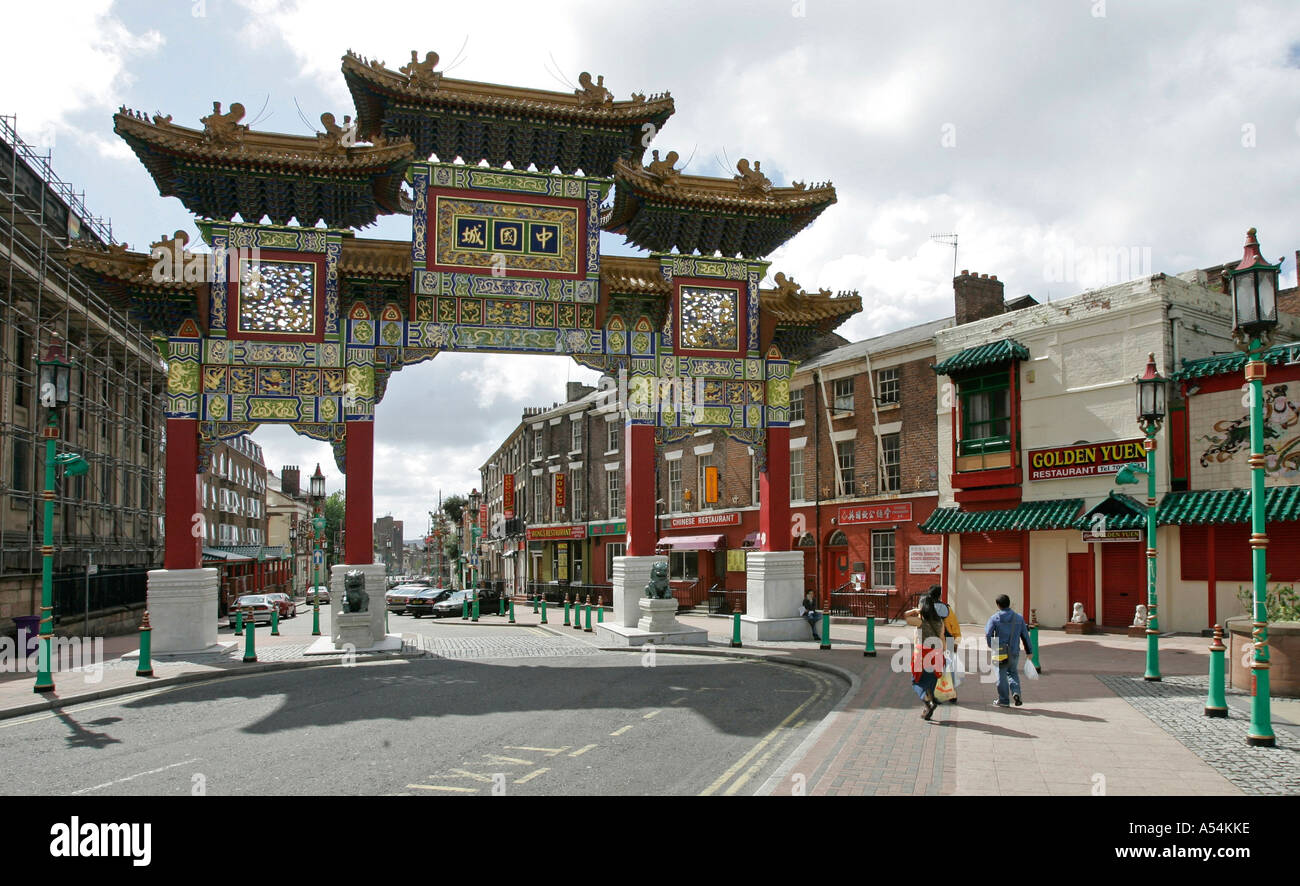 Liverpool, GBR, 22. Agosto 2005 - Arco chino en Liverpool. Imagen fue manipulado digitalmente. Foto de stock