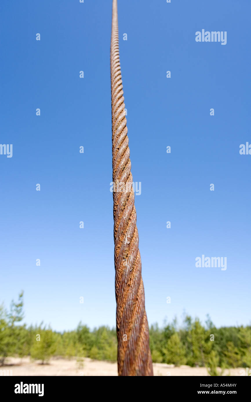 Cuerda de acero oxidado contra el cielo azul Foto de stock