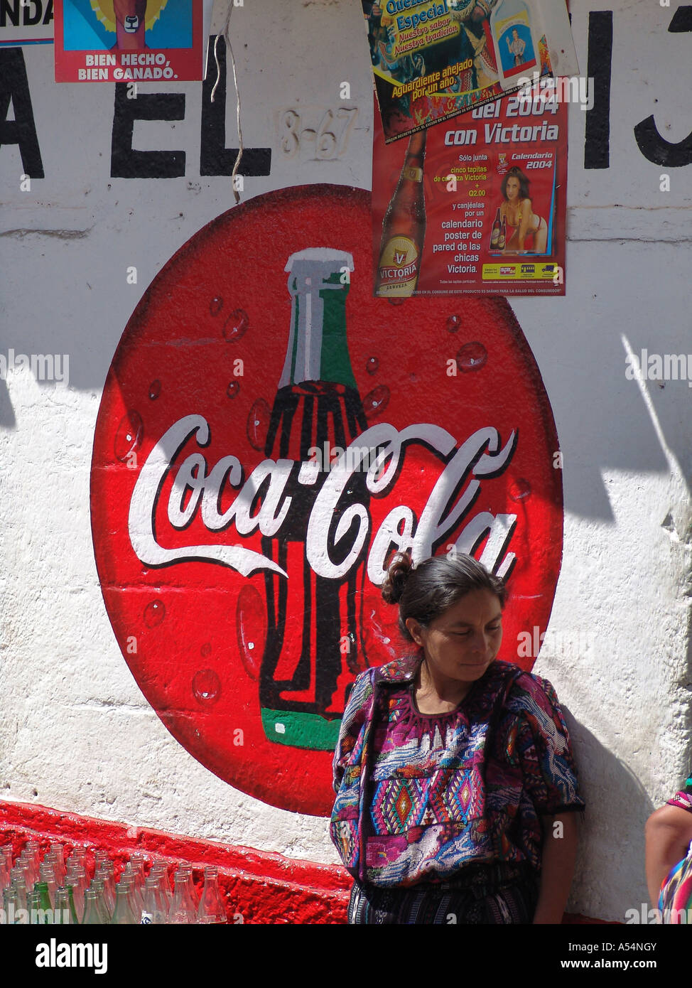 Ip Painet1710 mujer maya de Guatemala frente permanente tienda wall coca  cola signo chichicastenango país nación en vías de desarrollo menos  Fotografía de stock - Alamy