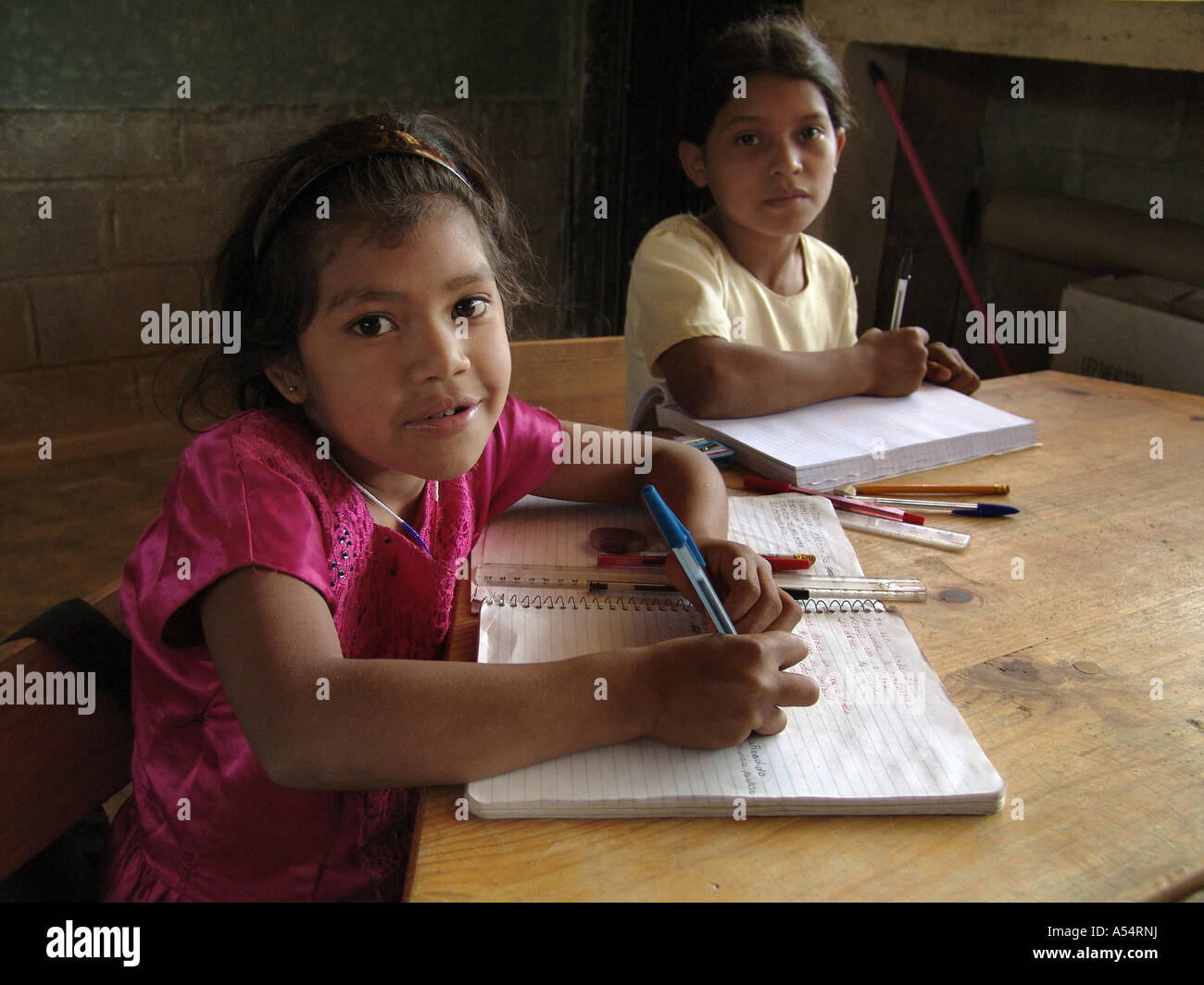 Chica1895 IP Painet honduras niños elementary school europea oriente danli país nación en desarrollo económicamente menos Foto de stock