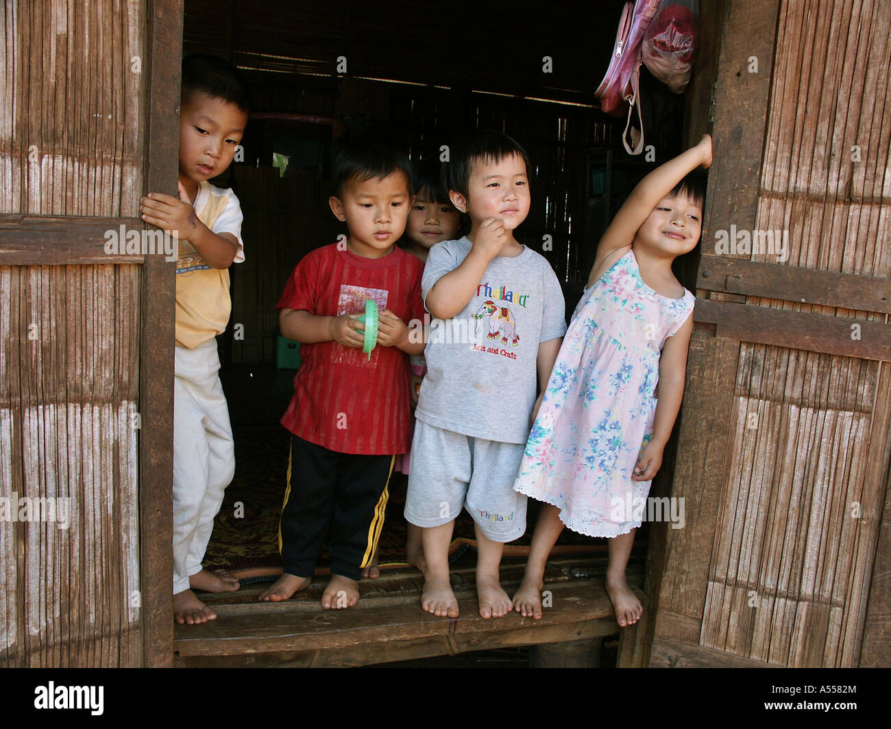 Ip Painet2711 9603 Tailandia niños kachin ban mai samaki país menos desarrollado económicamente desarrollando la nación cultura Foto de stock
