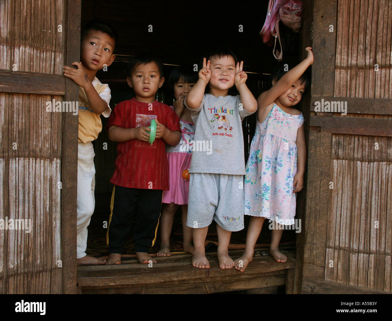 Painet2804 ip 9604 niños Tailandia kachin en ban mai samaki país menos desarrollado económicamente desarrollando la nación cultura Foto de stock