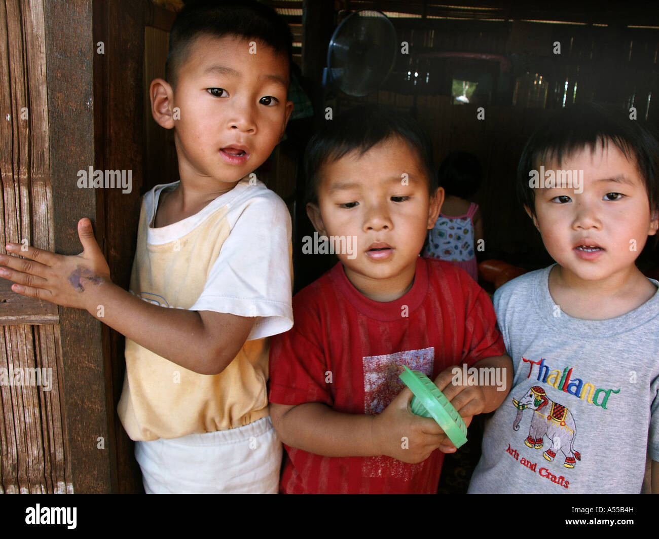 Painet2805 ip 9605 niños varones Tailandia kachin ban mai samaki país menos desarrollado económicamente nación en desarrollo Foto de stock