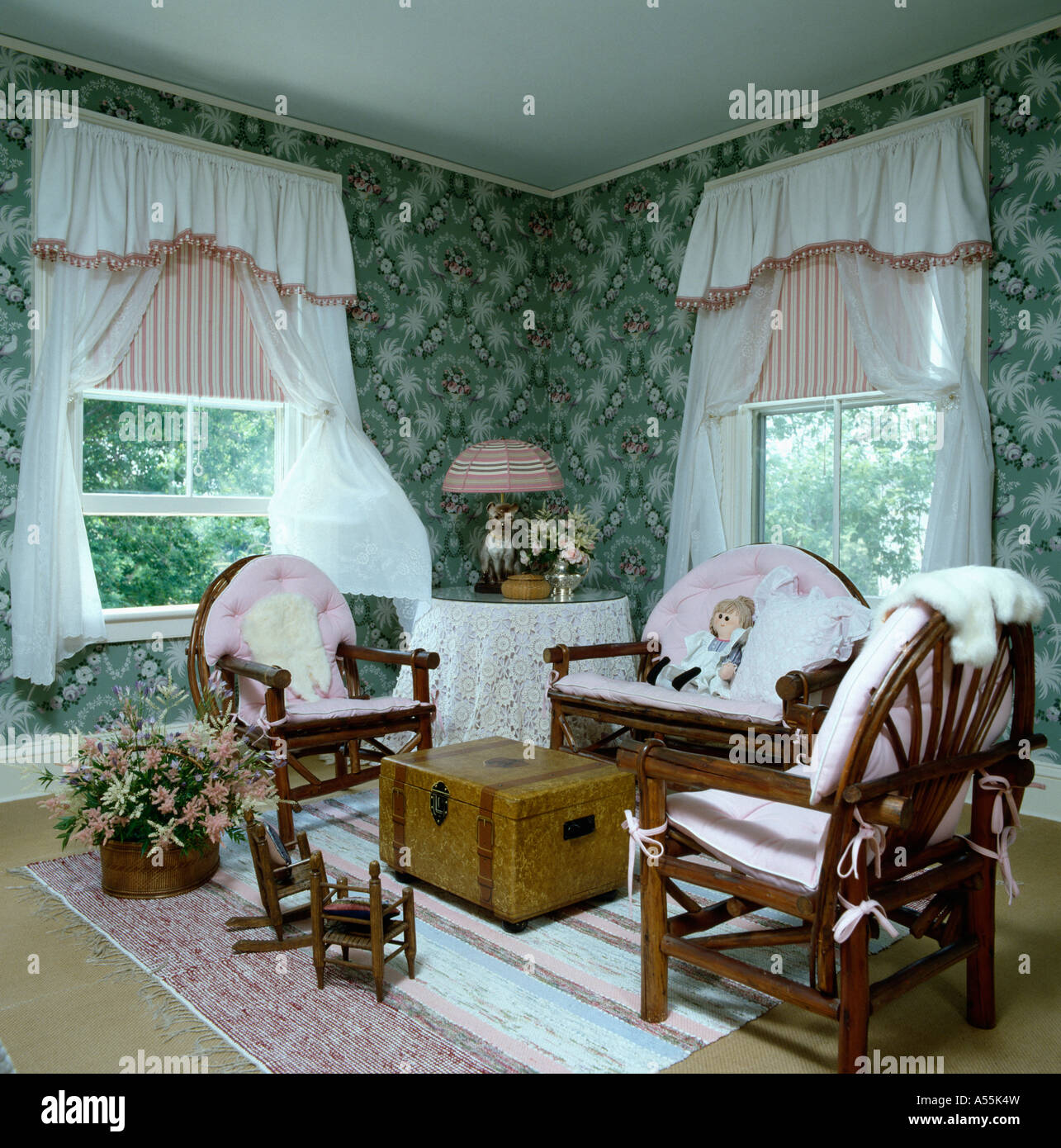 https://c8.alamy.com/compes/a55k4w/ochenta-salon-con-verde-de-empapelado-con-motivos-florales-y-muebles-de-cana-con-cortinas-blancas-y-persianas-rosa-a55k4w.jpg