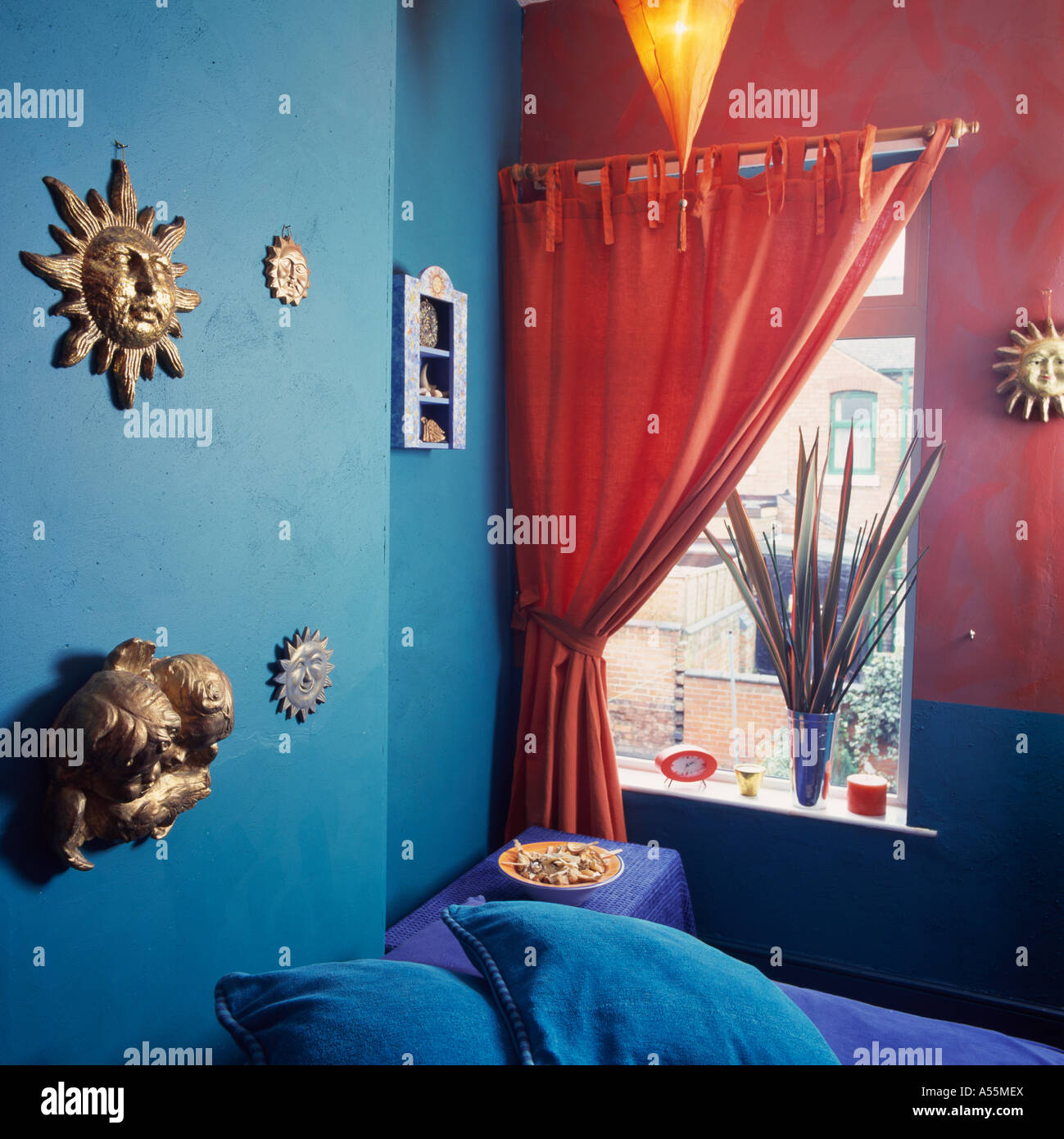 Dormitorio con colores rosa azul turquesa paredes y cortinas de color rojo  en la ventana Fotografía de stock - Alamy