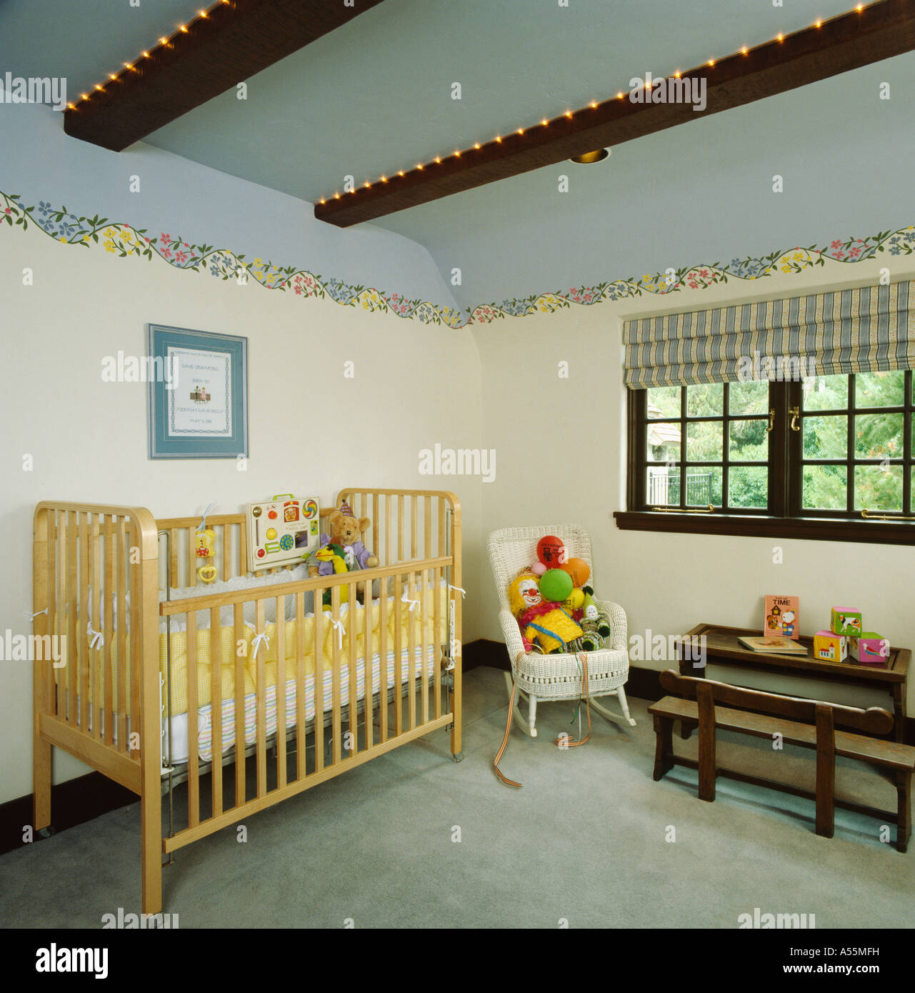 Guardería infantil dormitorio con techo azul y cuna de madera Fotografía de  stock - Alamy