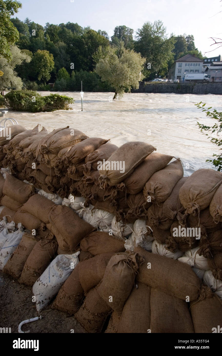 Sacos de arena el agua de la inundación río Isar Bad Tölz, Baviera, Alemania Foto de stock