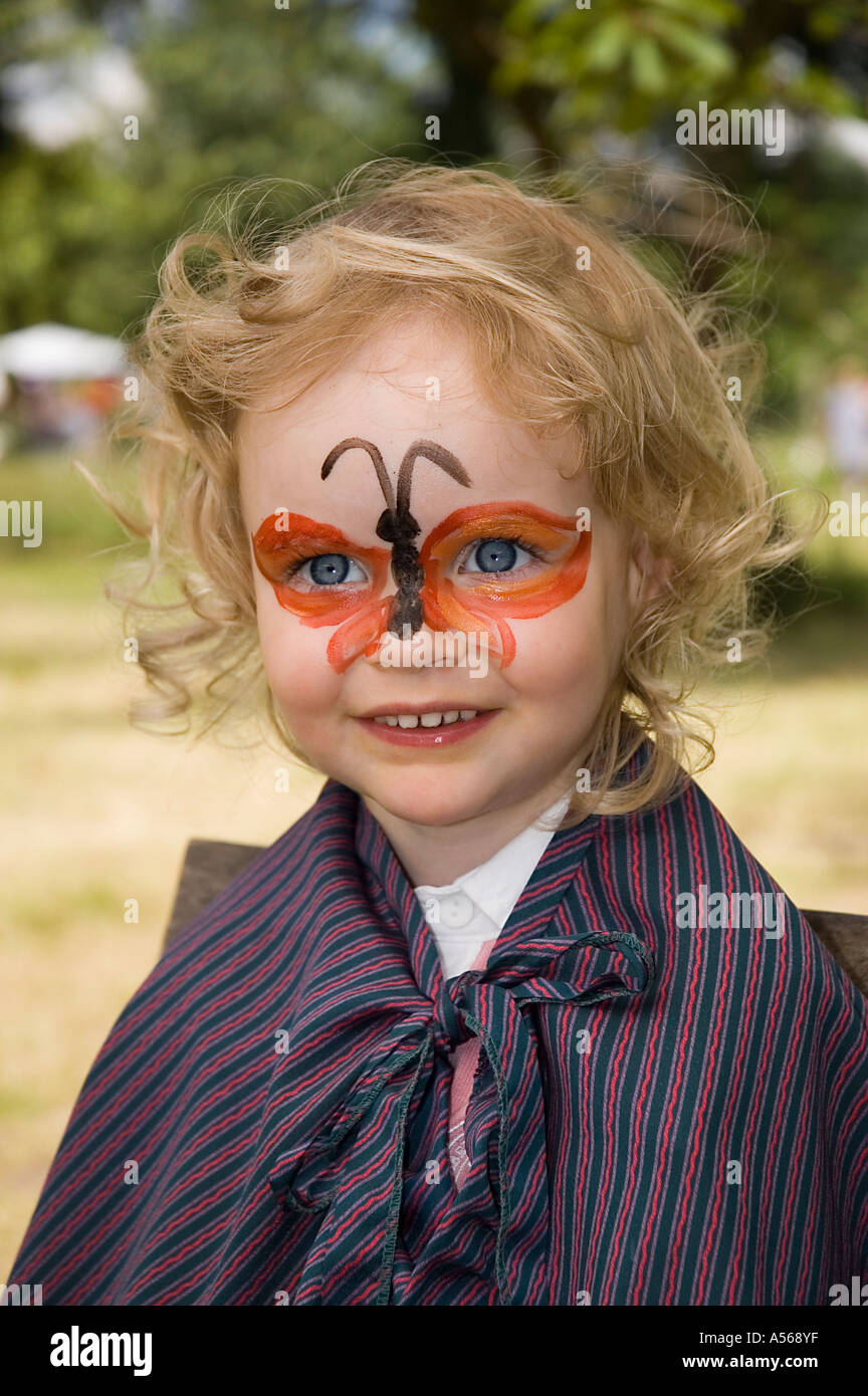 Niña con un maquillaje en su rostro de mariposa Fotografía de stock - Alamy