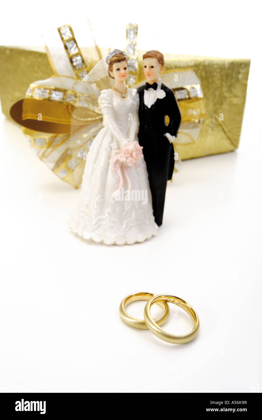 Pareja de novios entre presente de bodas y los anillos de boda Fotografía  de stock - Alamy