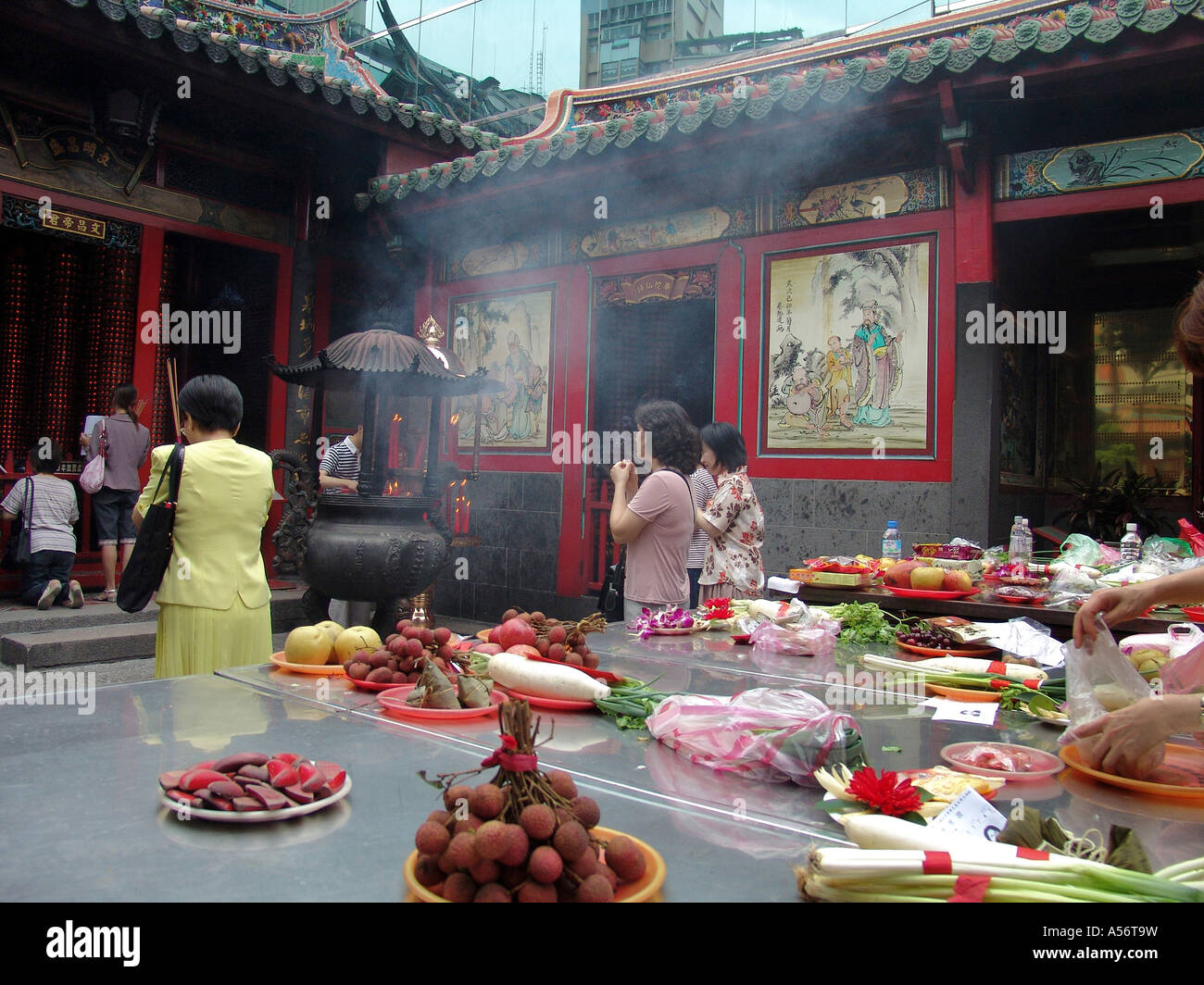 Painet ja0745 Taiwán Templo Lungshan dedicado kuanyin diosa misericordia ofrendas de alimentos Taipei china asia 2004 fotos Foto de stock