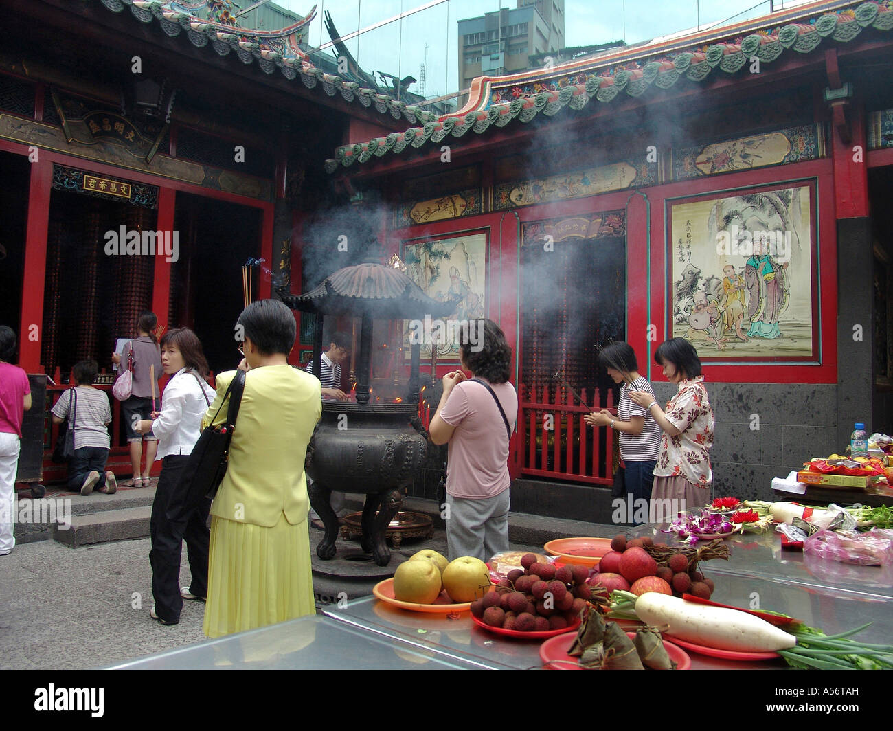 Taiwán lungshan Painet ja0866 templo dedicado kuanyin diosa misericordia ofrendas de alimentos Taipei china asia 2004 fotos Foto de stock