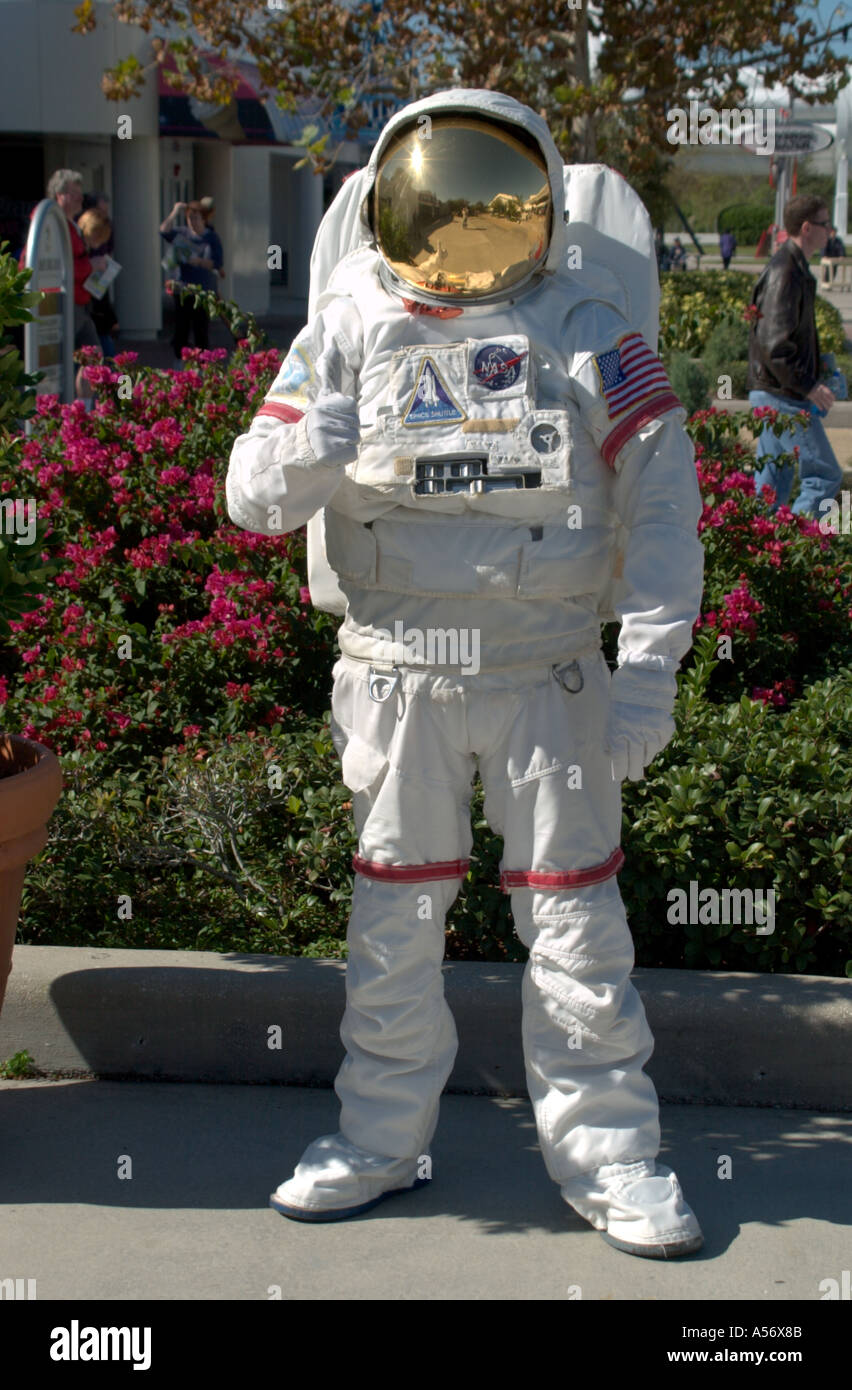 El hombre en traje de astronauta, el Centro Espacial Kennedy, de Cabo  Cañaveral, Florida, EE.UU Fotografía de stock - Alamy