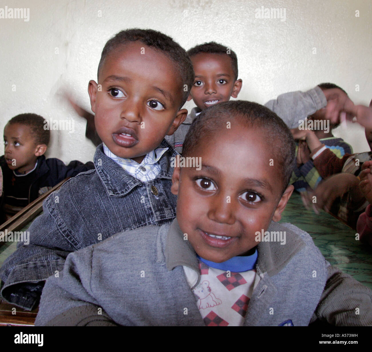Painet jb1184 Etiopía niños huérfanos Kidane Mehret childrens home AFRICA Addis Abeba chico los niños de educación infantil Foto de stock