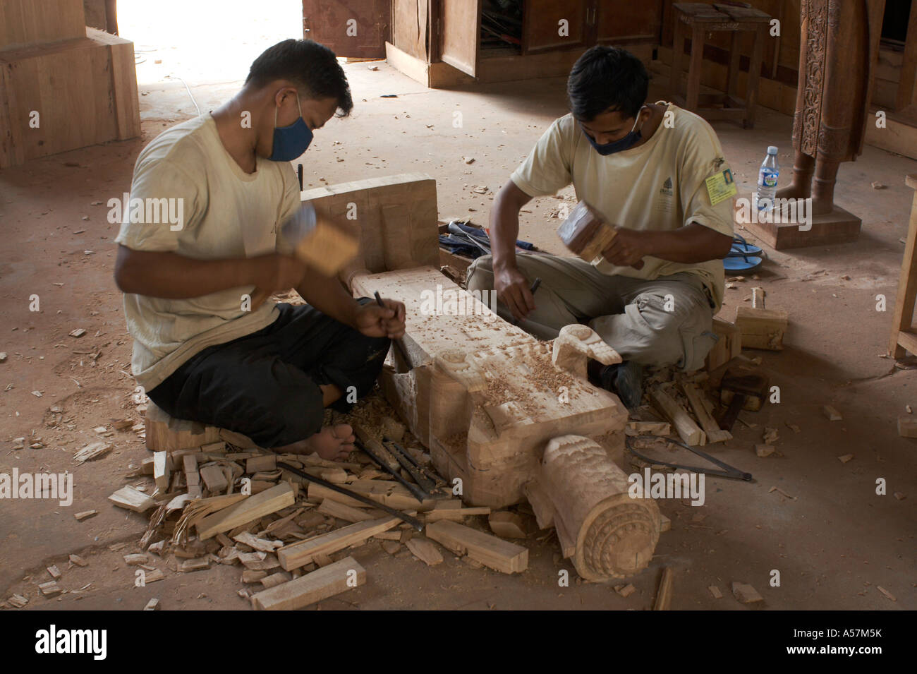 Los jóvenes aprendices de artesanos de Angkor, Artes y Artesanías, Camboya Foto de stock
