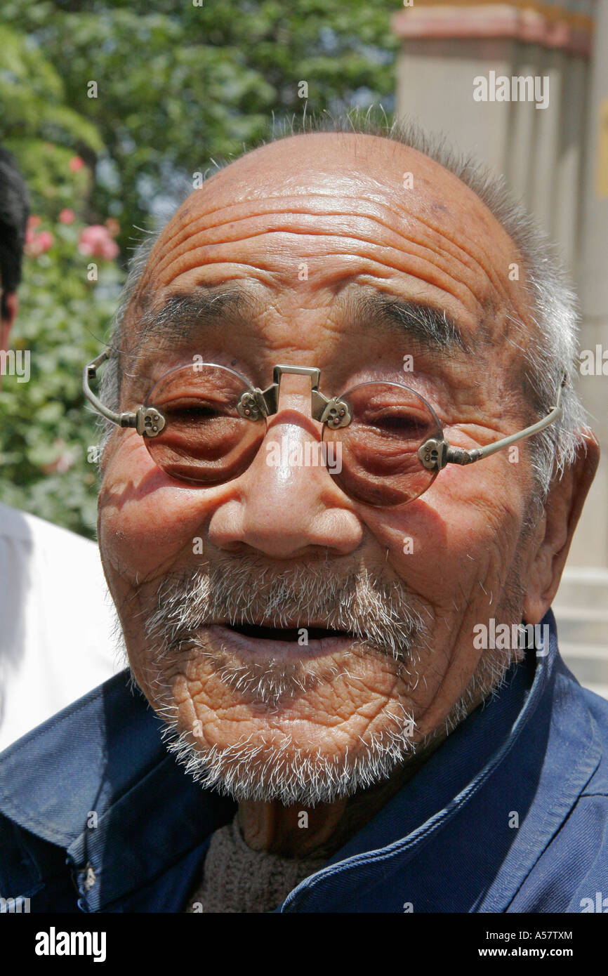 Anciano con lentes sales