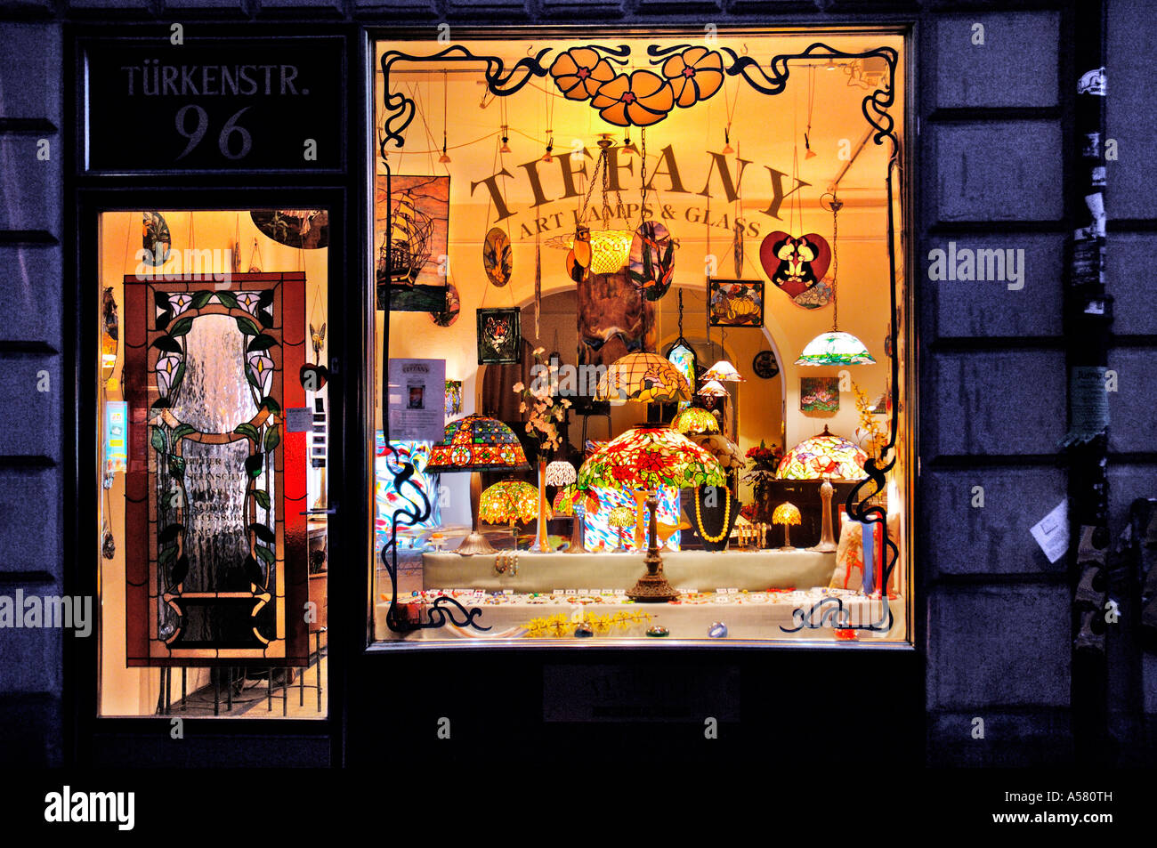 Escaparate de una tienda de lámparas Tiffany, Schwabing, Munich, Baviera, Alemania Foto de stock
