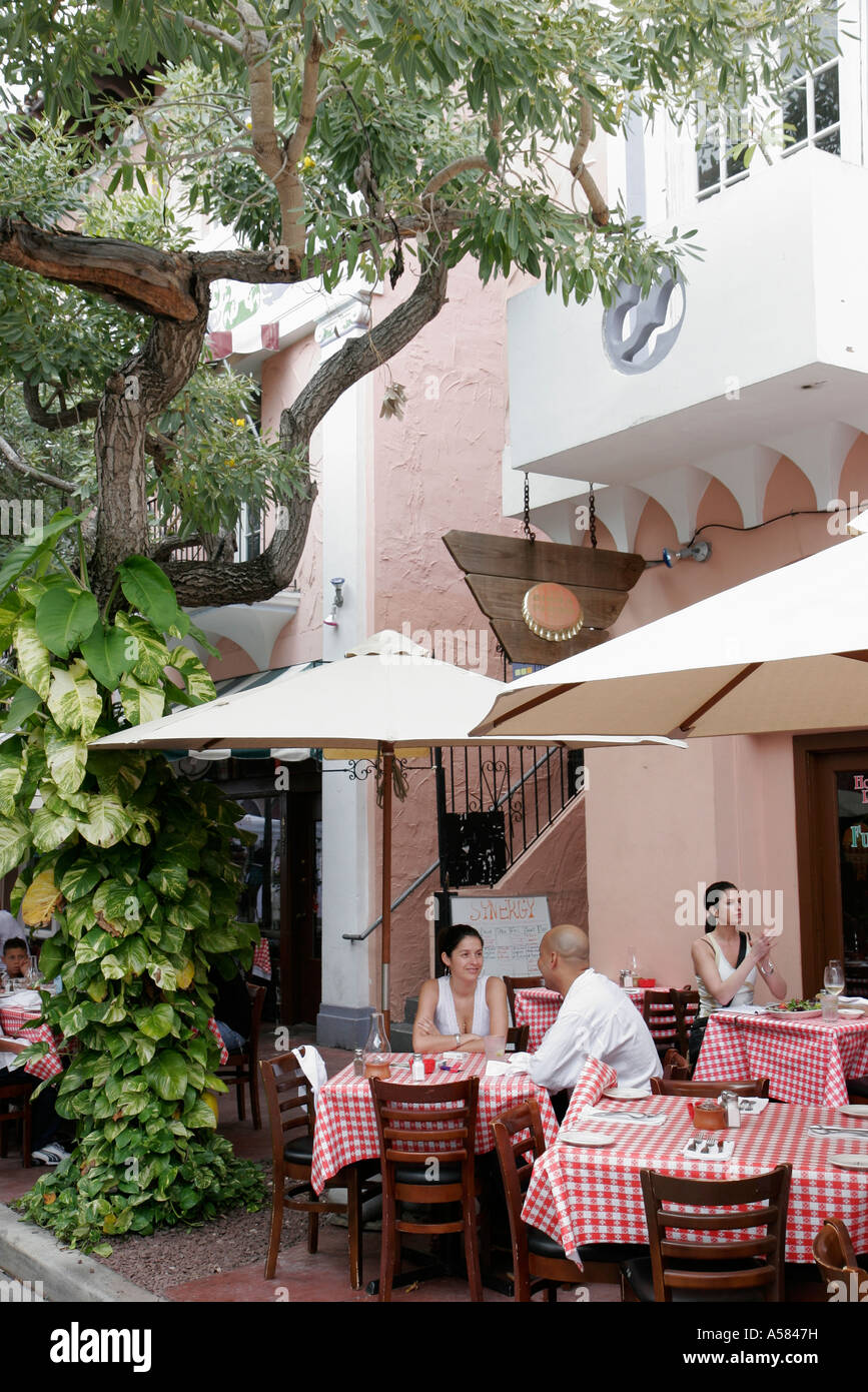 Miami Beach Florida, Espanola Way, al aire libre acera mesas al aire libre,  comedor, italiano, restaurante restaurantes comida comedor comer fuera  cafés bi Fotografía de stock - Alamy