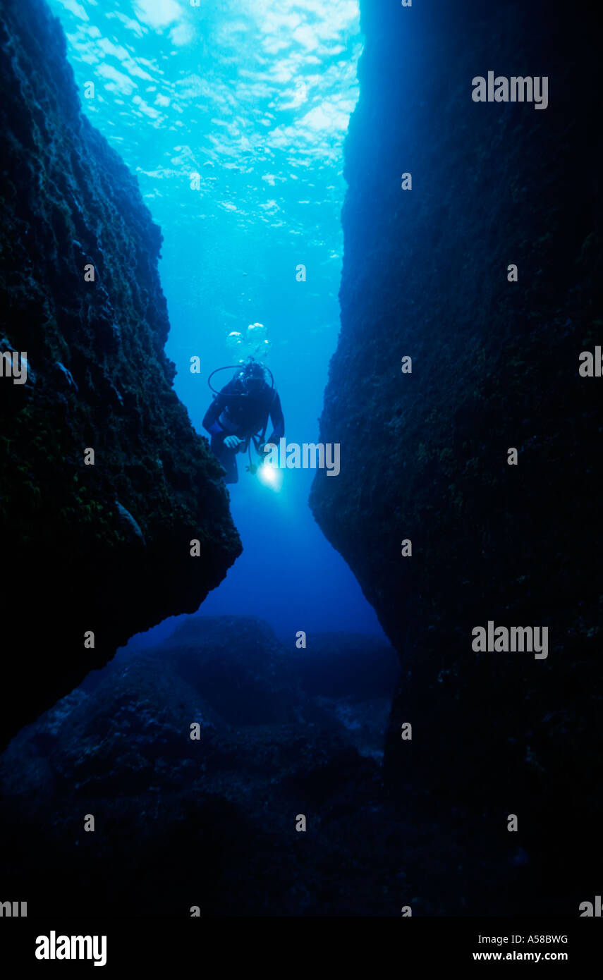 Buceo en una cueva submarina en el mar Mediterráneo. Foto de stock