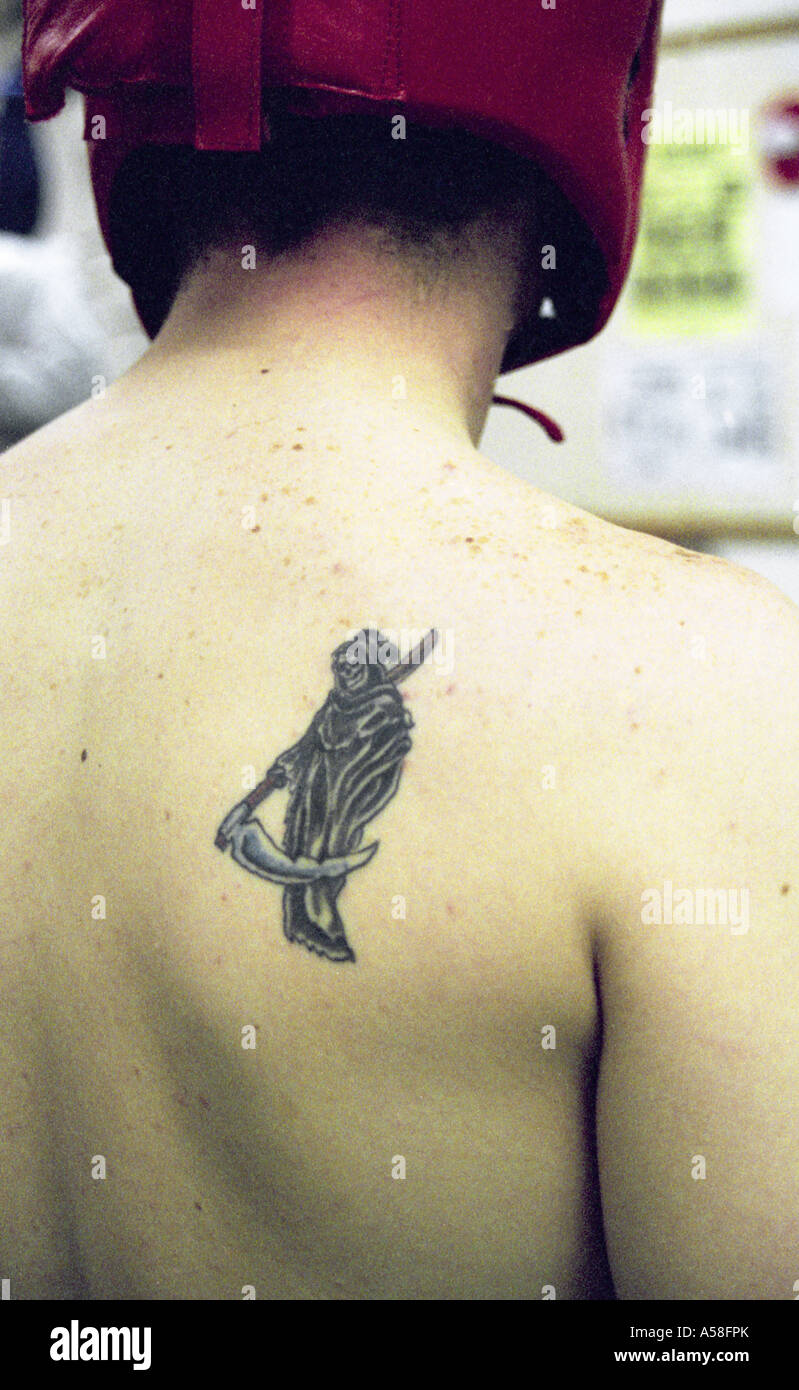 Retrato de color boxer con 'guadaña' tatuaje en su espalda Fotografía de stock - Alamy