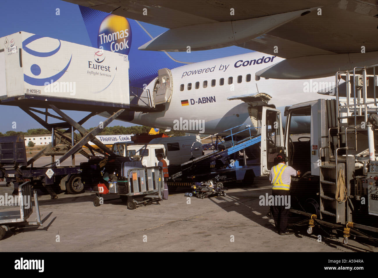 Escena en el Aeropuerto de Palma de Mallorca de reabastecimiento en vuelo de equipaje y servicio de catering para Thomas Cook Boeing 757 200 REG D ABNN Bal Foto de stock