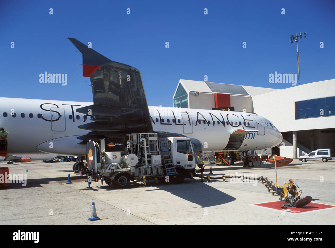 Escena en el Aeropuerto de Palma de Mallorca, British Midland International parte de STAR ALLIANCE Airbus A321 200 G registro mediados Foto de stock