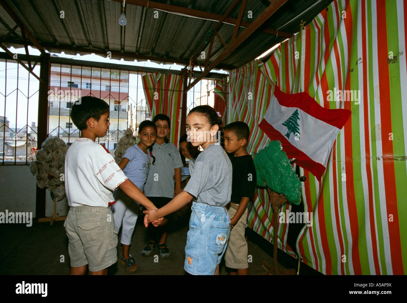 Los niños en un campamento de refugiados palestinos de Chatila en Beirut, Líbano Foto de stock