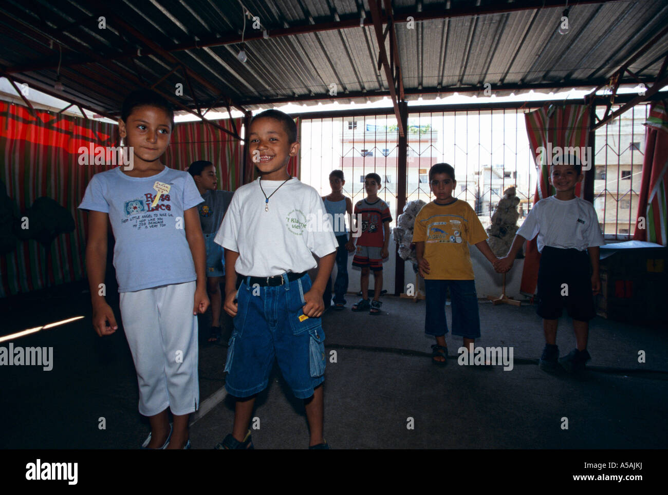 Los niños en un campamento de refugiados palestinos de Chatila en Beirut, Líbano Foto de stock