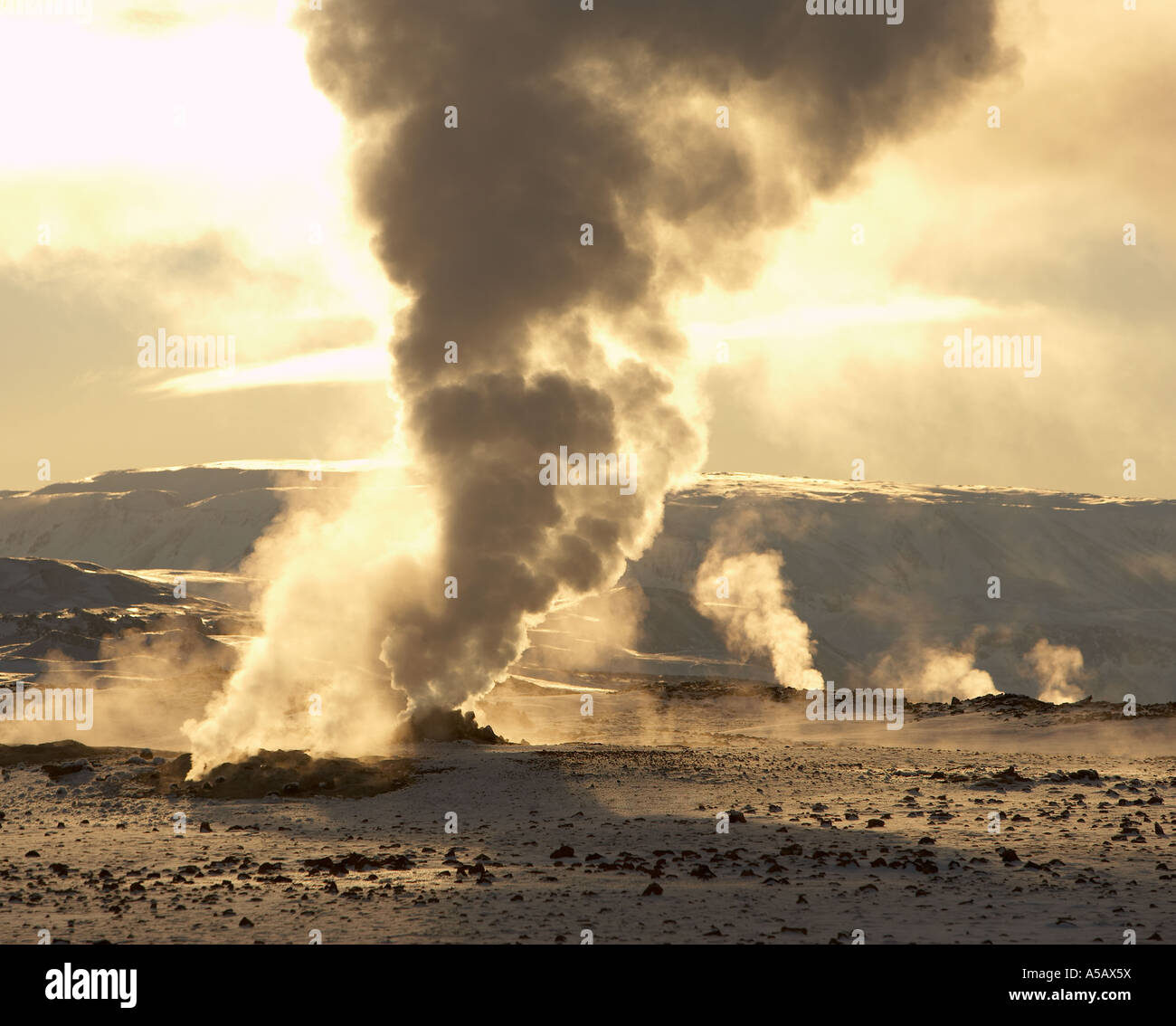 Taladros, el vapor geotérmico, zona de aguas termales, Leirhnukur Namaskrad, Islandia Foto de stock