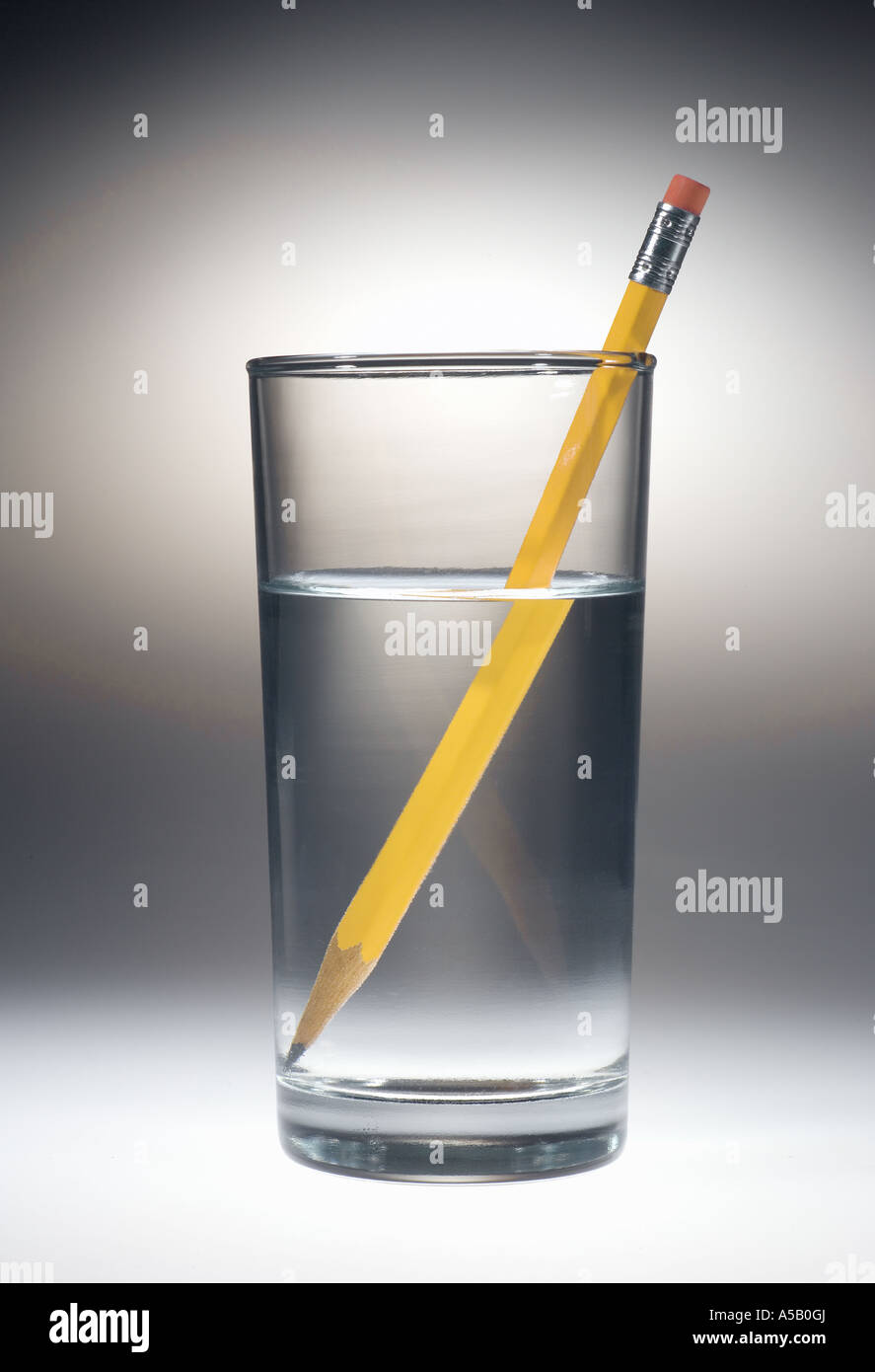 Lápiz en agua mostrando refracte la luz Fotografía de stock - Alamy