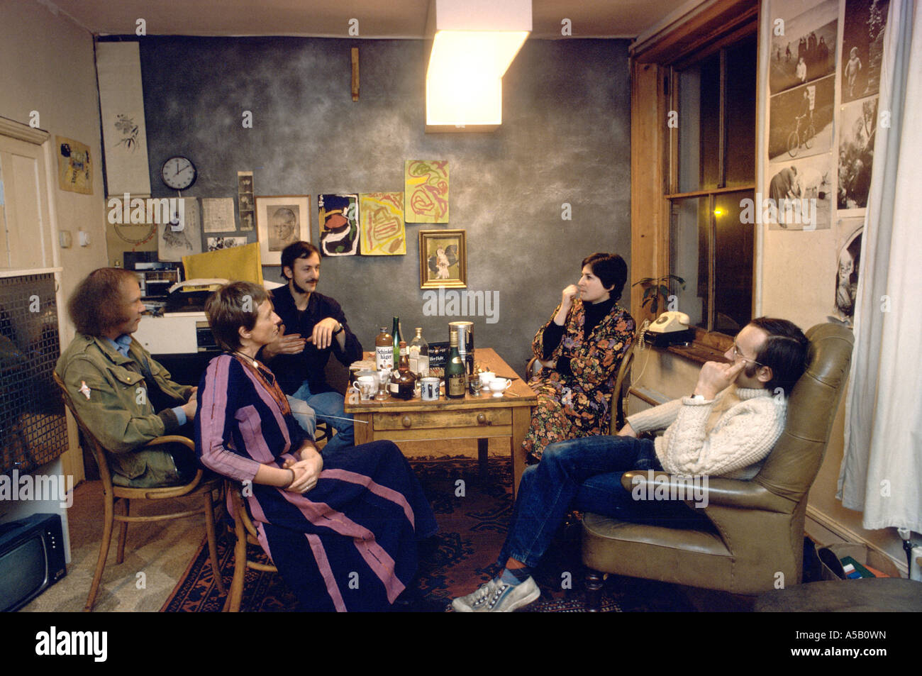 Amigos socializar junto a principios de los años 70 Foto de stock