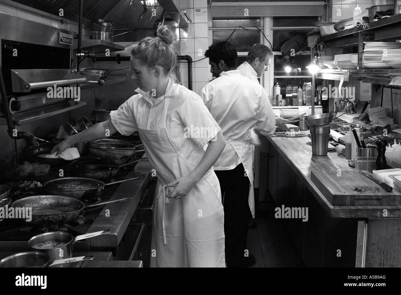 Equipo de cocina de restaurante el personal ocupado en el trabajo  Fotografía de stock - Alamy