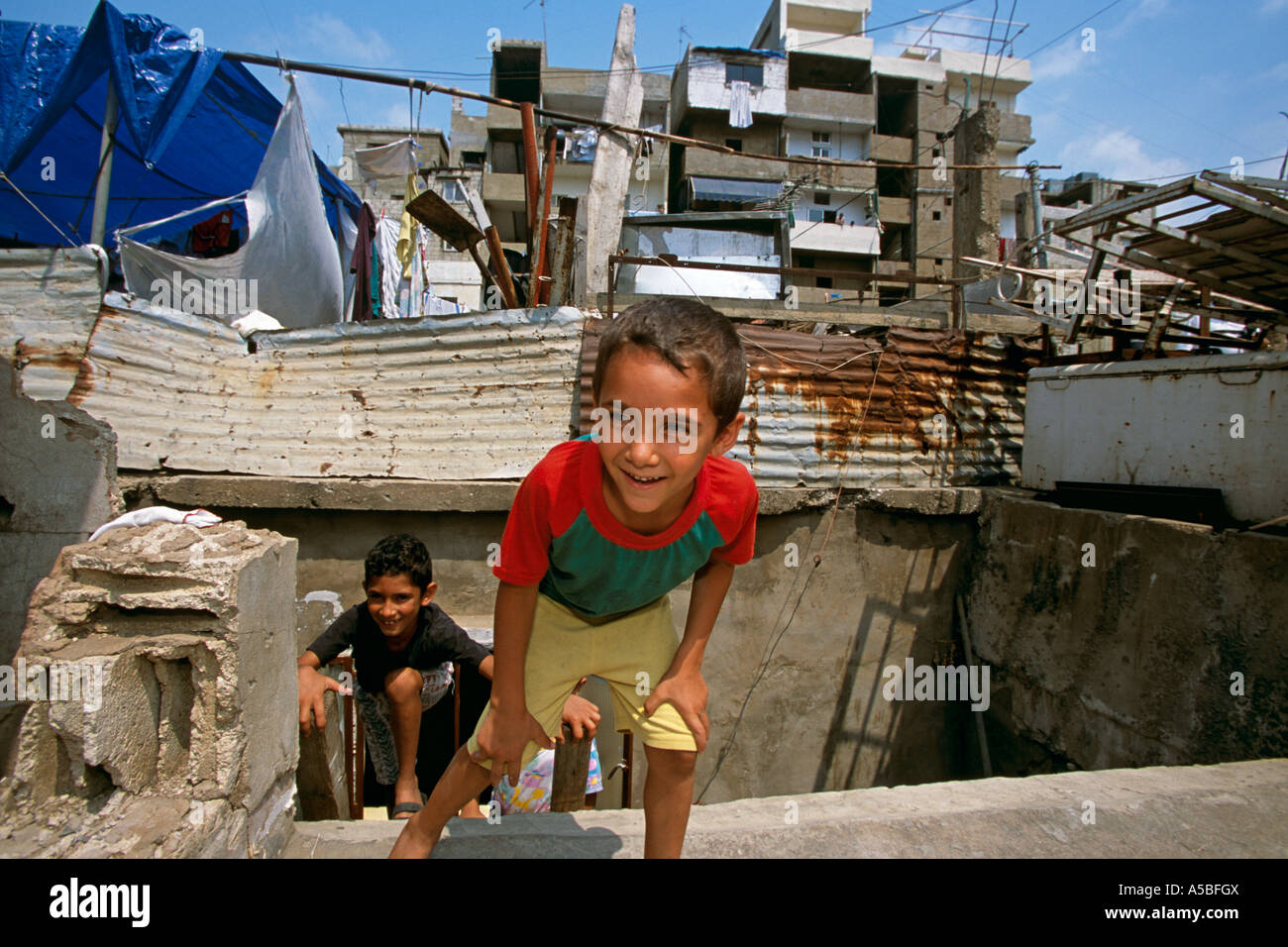 Los niños palestinos jugando entre las ruinas, el campamento de refugiados de Chatila, en Beirut, Líbano Foto de stock