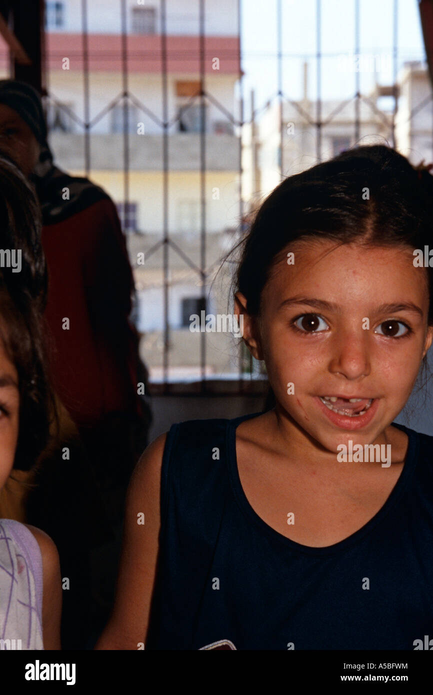 Los niños en el campamento de refugiados palestinos de Chatila en Beirut Foto de stock