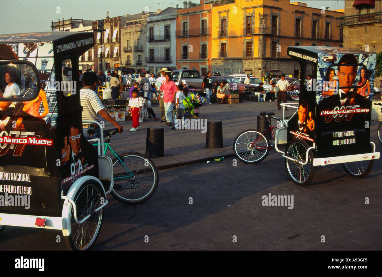 México Ciudad de México el zócalo 2 ricksaws con James Bond carteles
