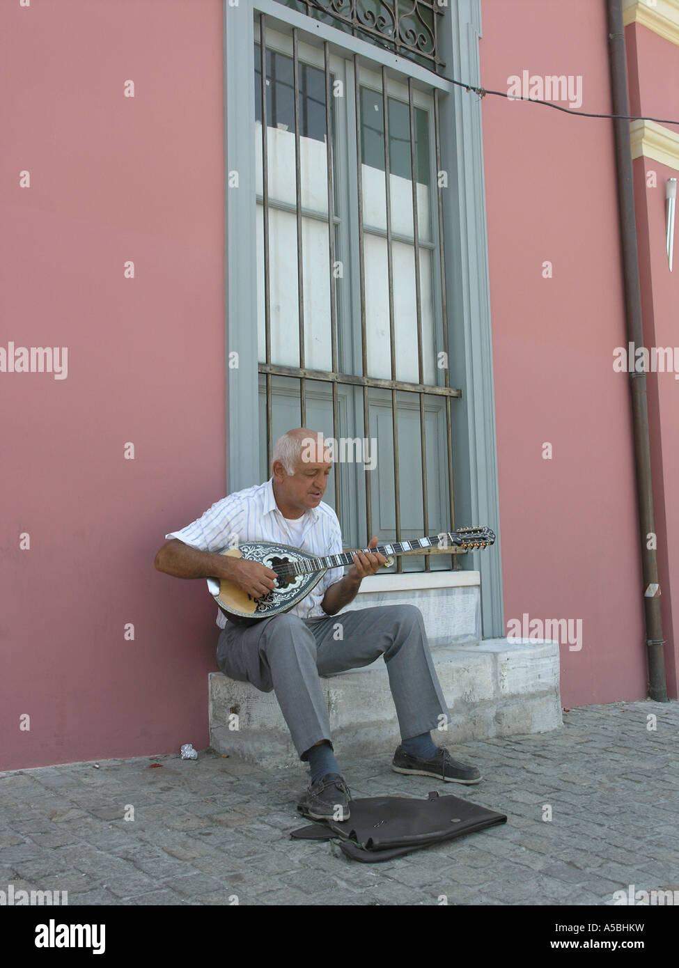 Músico de la calle en el casco antiguo de Plaka con folklore