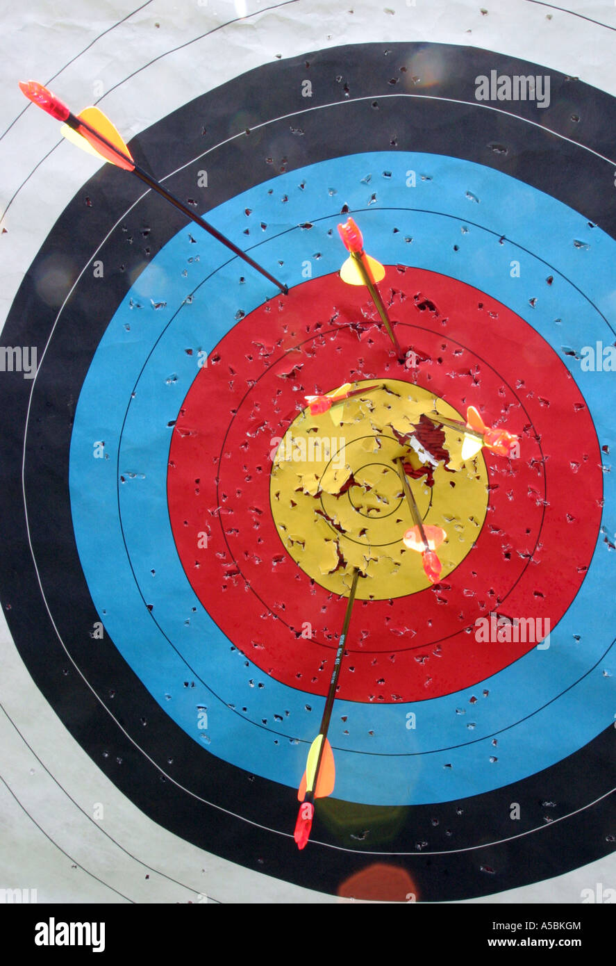 Flechas en un blanco de tiro con arco Foto de stock