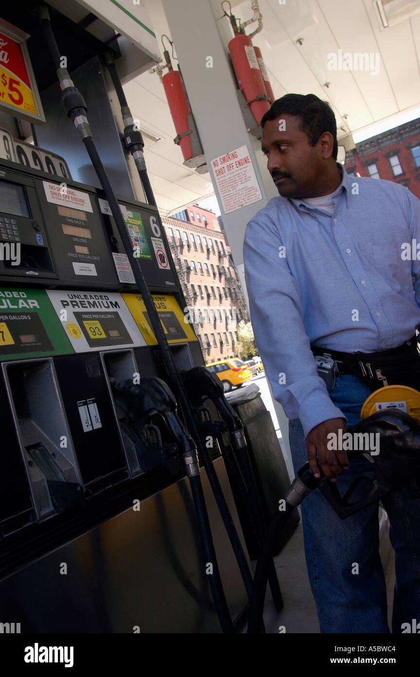 Un conductor gases su taxi en una estación de gasolina Hess Foto de stock
