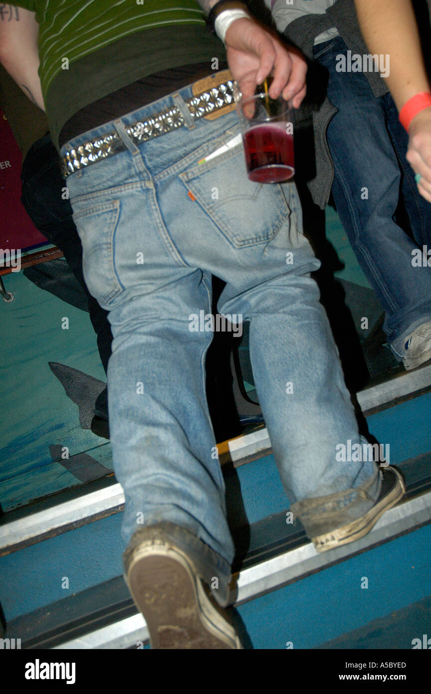 Hombre con bebida en pantalones vaqueros anchos Fotografía de stock - Alamy