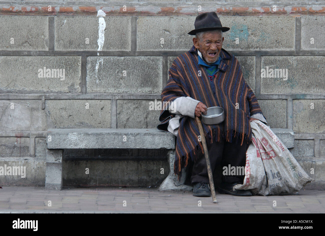 Viejo hombre ecuatoriano en un tradicional poncho y sombrero Andino sentado  en Riobamba, Ecuador Fotografía de stock - Alamy