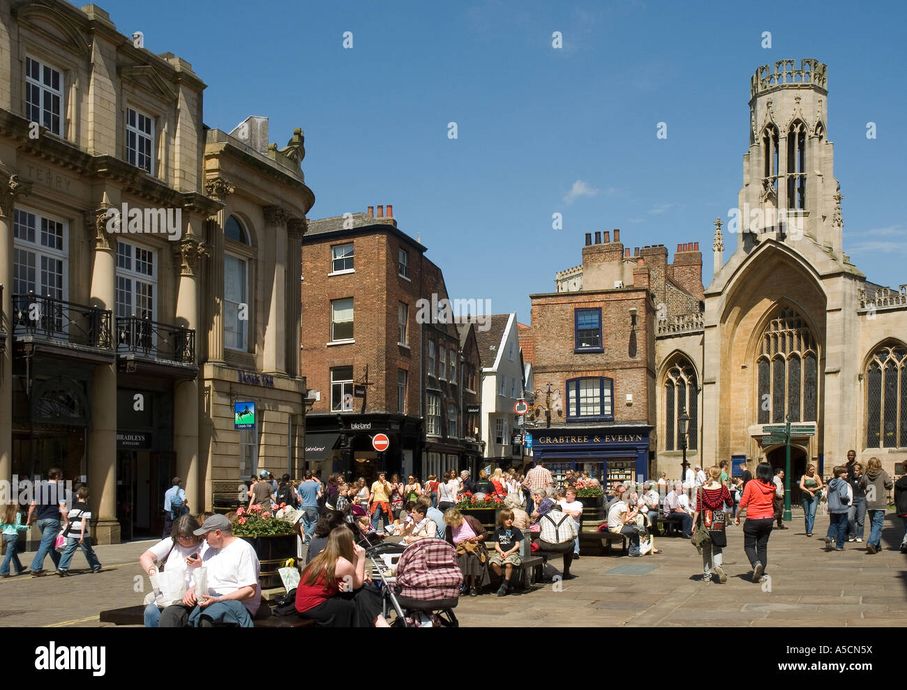 Gente turistas visitantes en el centro de la ciudad en verano St Helens Square York North Yorkshire Inglaterra Reino Unido GB Gran Bretaña Foto de stock