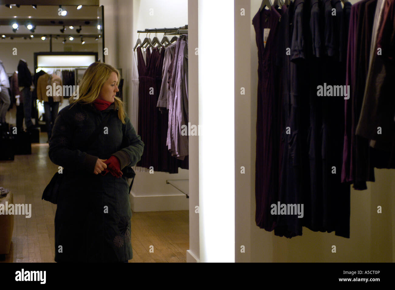 Ir de compras en la tienda de ropa Kenneth Cole en Rockefeller Center Fotografía de - Alamy