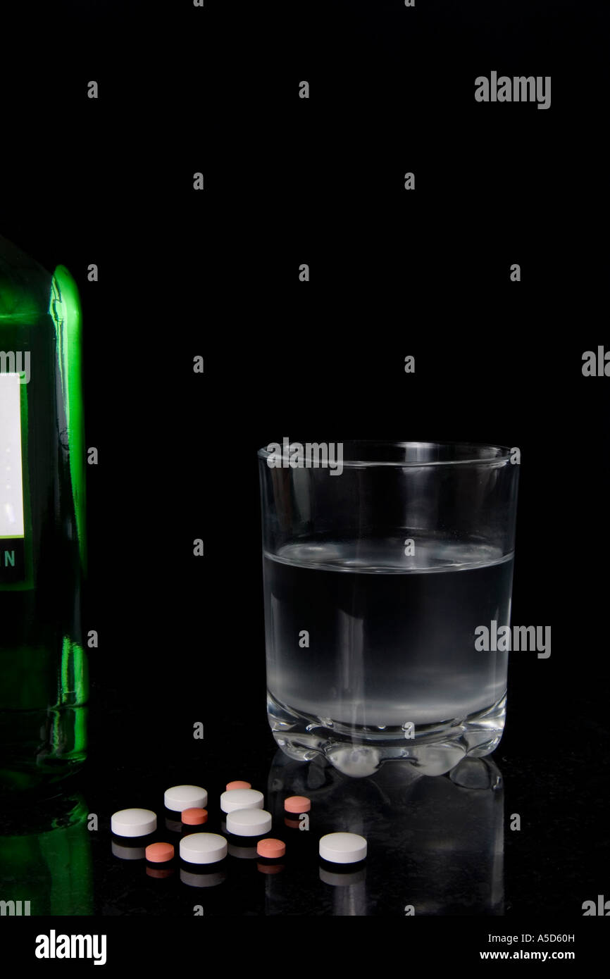 Secadora de gin o agua con una carga de píldoras para simbolizar la adicción y suicidio overdos o quizá simplemente imprudente mix Foto de stock