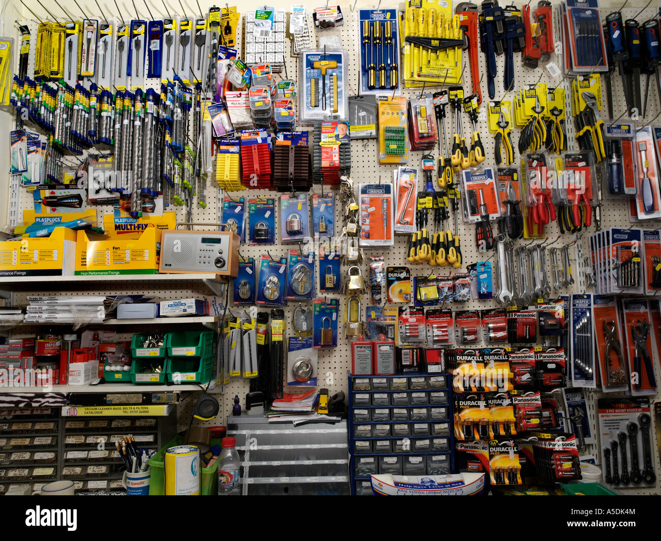 Goods on display hardware shop fotografías e imágenes de alta resolución -  Alamy