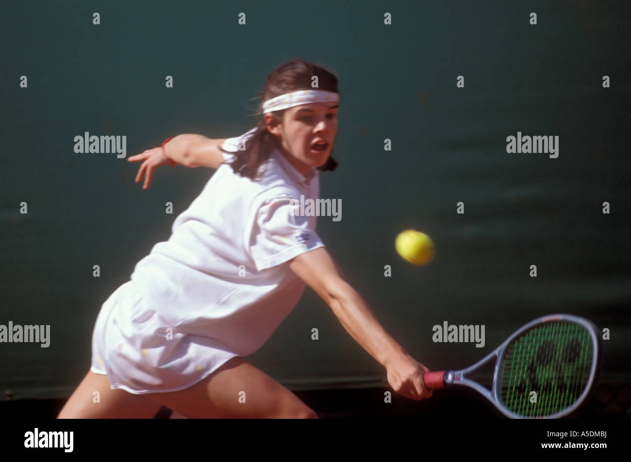 Adolescente jugando a tenis. Sam Smith en su camino para ganar campeonatos de tenis de Wimbledon junior hardcourt Foto de stock