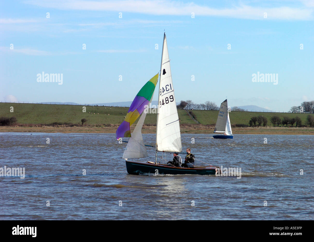 GP14 de carreras de botes en el río Wyre Foto de stock