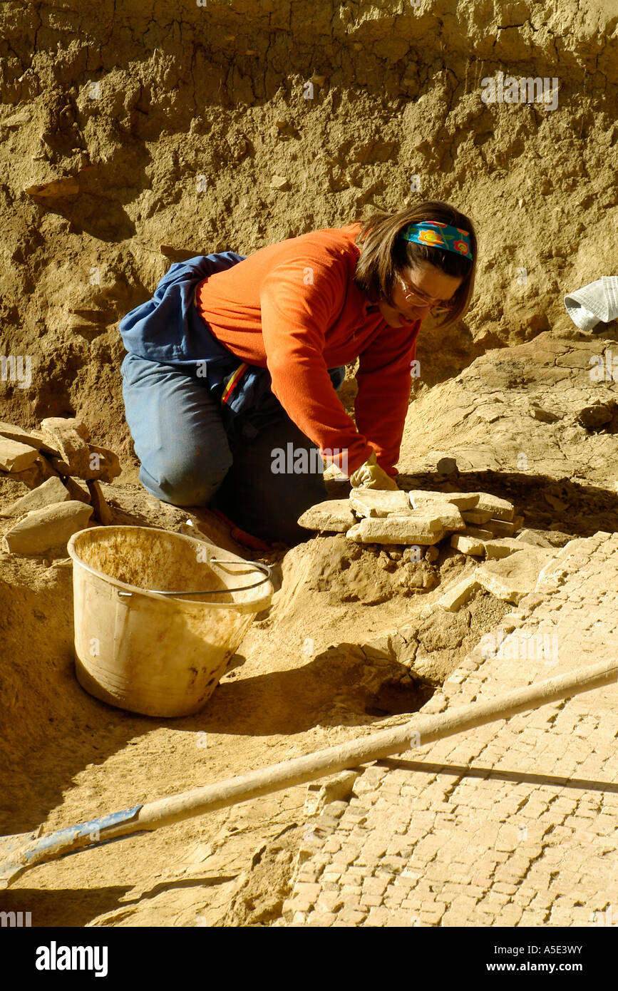 Una mujer italiana arqueólogo en la excavación permanente en el delta del río Po, cerca de Cesena, Emilia-Romaña, Italia Foto de stock